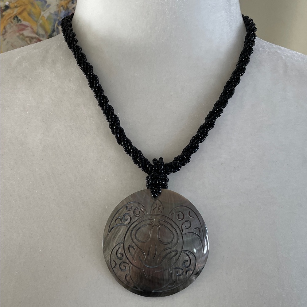VINTAGE HAWAIIAN HONU MOTHER OF PEARL CARVED SEASHELL PENDANT NECKLACE Black